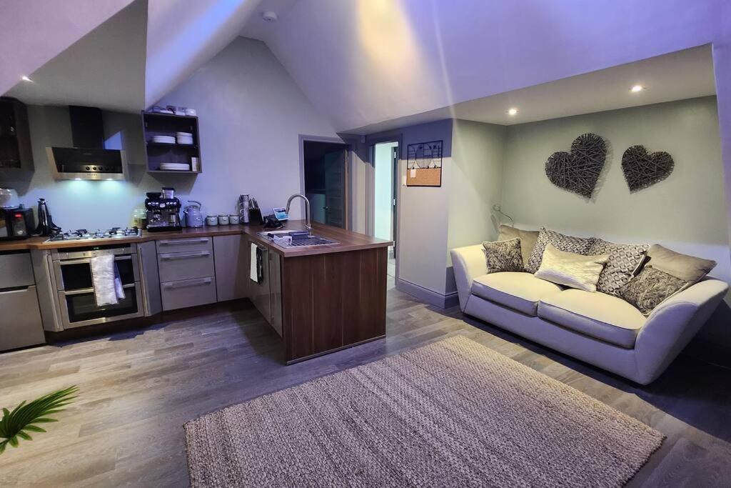 Luxury 1 Bed Coach House Apartment Huddersfield Exterior photo